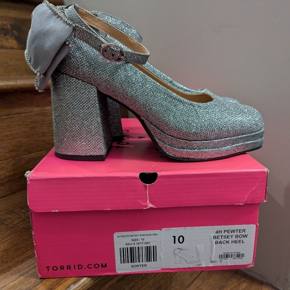 Torrid BETSEY JOHNSON SILVER BOW BACK HEEL size 10 (WW - WIDE WIDTH) NIB - Picture 4 of 17